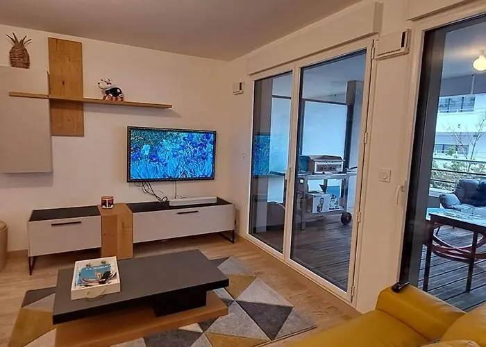Spacious Apartment Near The Sea