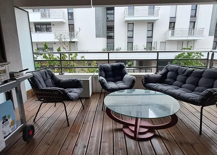 Spacious Apartment Near The Sea